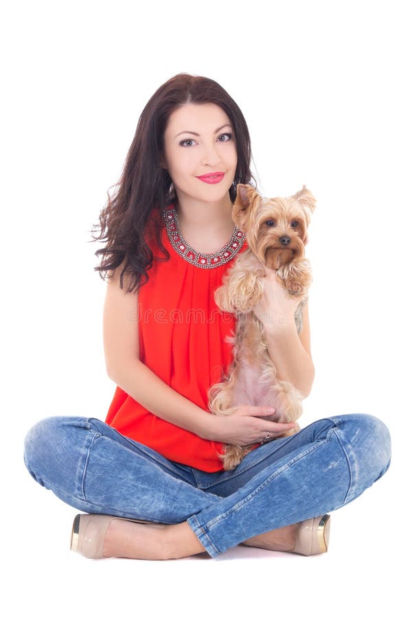 La belle femme s'asseyant avec son terrier de Yorkshire de petit chien est image libre de droits La belle femme s'asseyant avec son terrier de Yorkshire de petit chien est image libre de droits