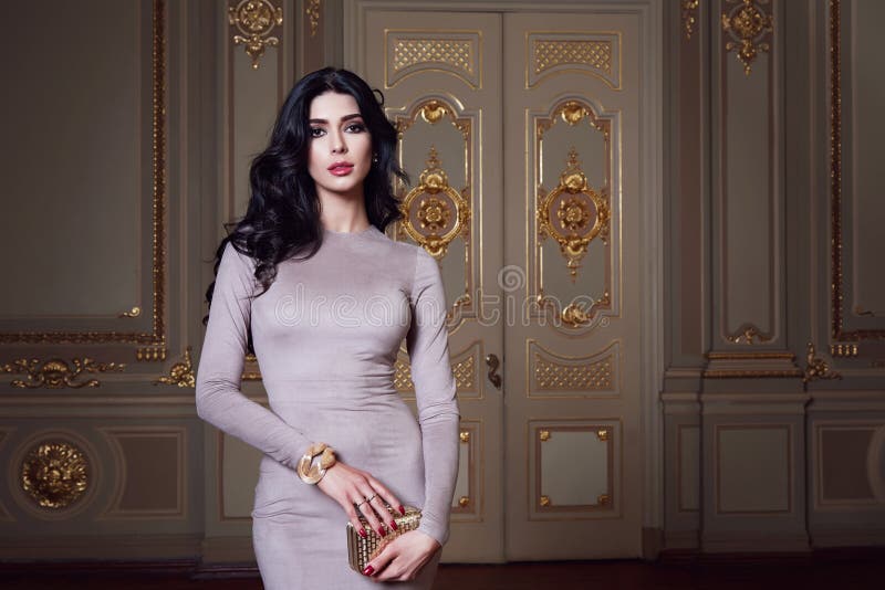 La belle femme sexy dans la collection à la mode d'automne de robe élégante de long maquillage de cheveux de brune de ressort a b photographie stock libre de droits