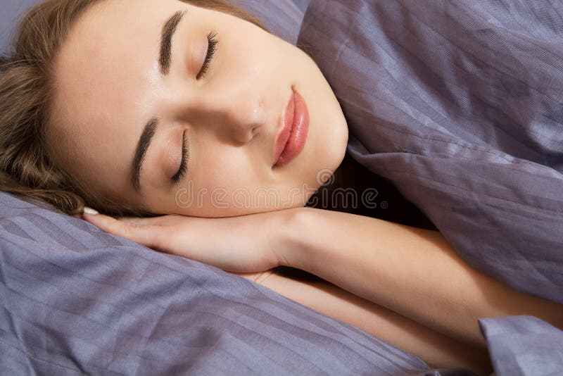 La Belle Fille Dort Dans La Fin De Chambre Vers Le Haut Du Portrait Image Stock Image Du 