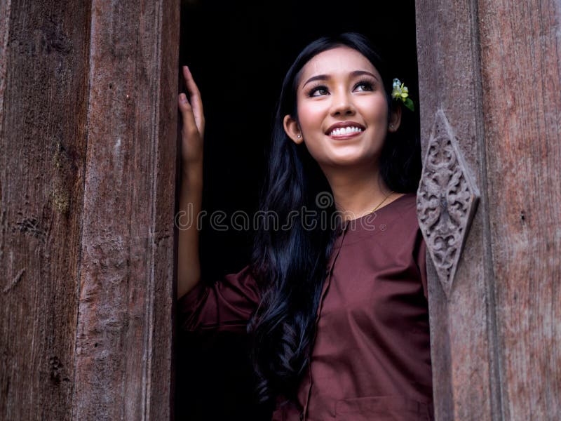 La belle fille sourit dans la robe asiatique Thaïlande antique image stock