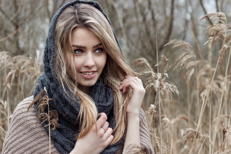 la belle fille triste marche dans le domaine Photo dans des tons bruns photo libre de droits la belle fille triste marche dans le domaine Photo dans des tons bruns photo libre de droits