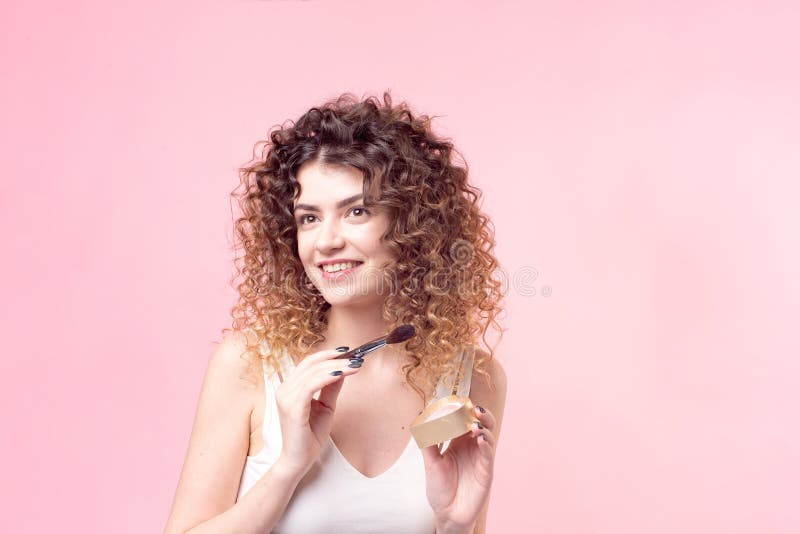 La belle jeune femme appliquant la poudre de base ou rougissent avec la brosse de maquillage photos libres de droits La belle jeune femme appliquant la poudre de base ou rougissent avec la brosse de maquillage photos libres de droits