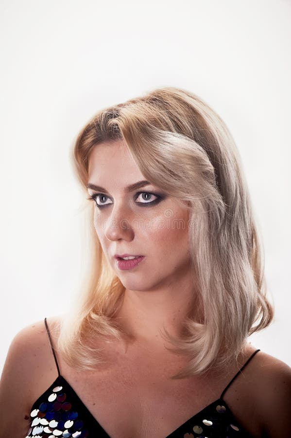 La belle jeune femme blonde avec le maquillage professionnel Smokey observe images libres de droits La belle jeune femme blonde avec le maquillage professionnel Smokey observe images libres de droits