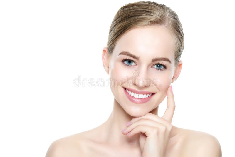 La belle jeune femme de sourire blonde avec la peau propre, le maquillage naturel et perfectionnent les dents blanches photographie stock La belle jeune femme de sourire blonde avec la peau propre, le maquillage naturel et perfectionnent les dents blanches photographie stock