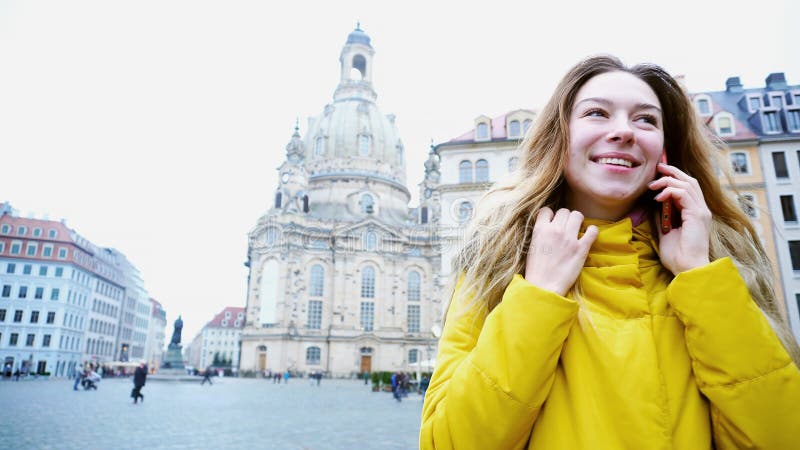 La belle jeune femme dit par le téléphone au sujet de l'impression incroyable photos libres de droits La belle jeune femme dit par le téléphone au sujet de l'impression incroyable photos libres de droits
