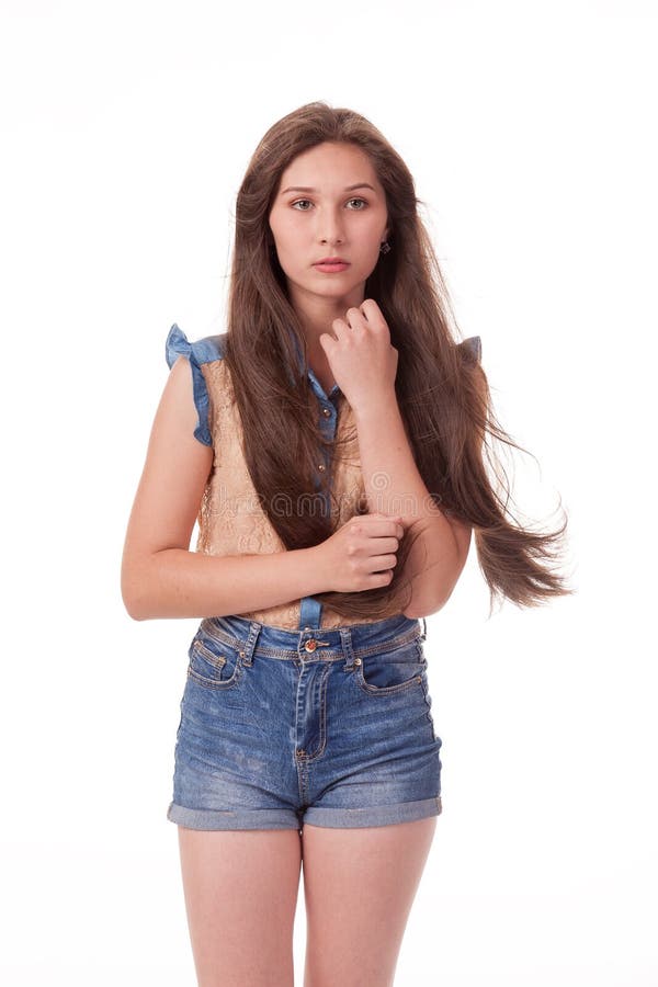 La belle jeune fille avec de longs cheveux montre l'attention, choquée Photographie sur un fond blanc images libres de droits La belle jeune fille avec de longs cheveux montre l'attention, choquée Photographie sur un fond blanc images libres de droits