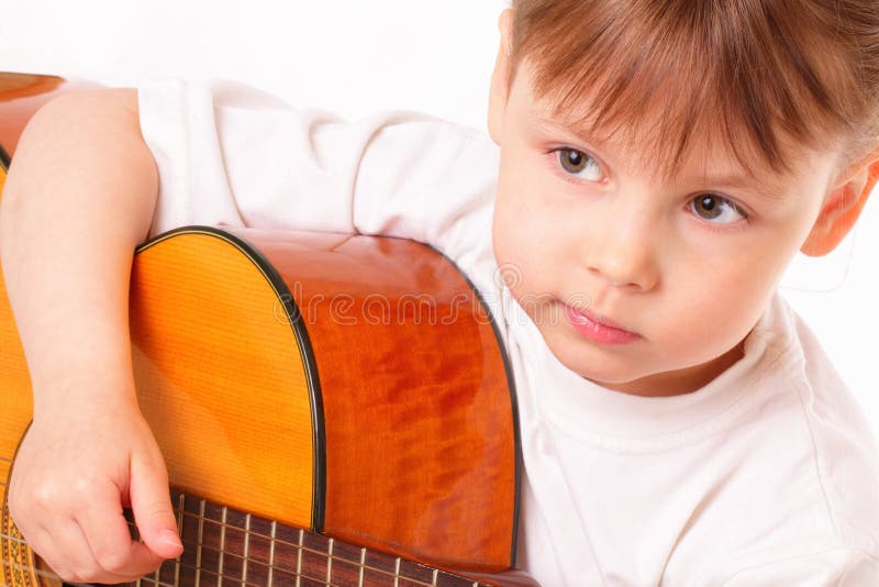 Jolie Petite Fille Joue De La Guitare En Concert