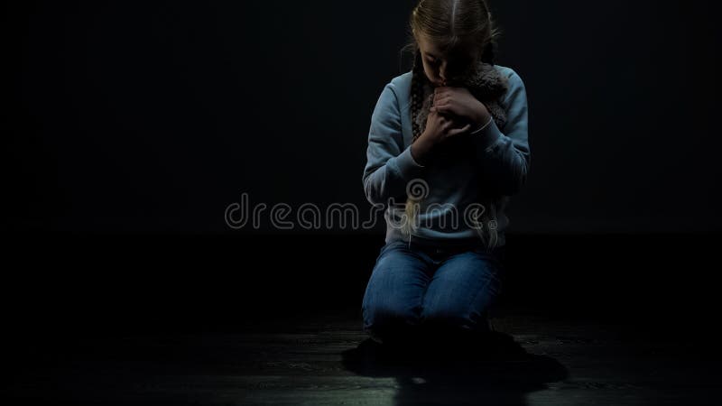 La belle petite fille prenant et ?treignant l'ours de nounours, enfant seul a besoin d'ami photos stock La belle petite fille prenant et ?treignant l'ours de nounours, enfant seul a besoin d'ami photos stock