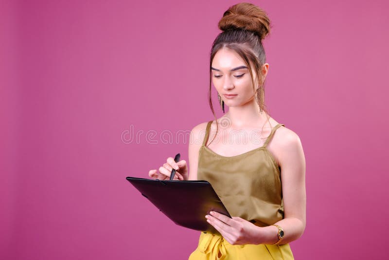 La belle position assez jeune de femme, ?criture, prennent les notes, l'organisateur de carnet de manuel de participation ? dispo photographie stock libre de droits La belle position assez jeune de femme, ?criture, prennent les notes, l'organisateur de carnet de manuel de participation ? dispo photographie stock libre de droits