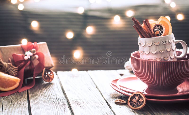 La belle toujours vie avec le décor à la maison de Noël image stock La belle toujours vie avec le décor à la maison de Noël image stock