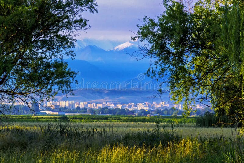 La belle ville scénique avec les montagnes de Tian Shan du Kirghizistan photo stock La belle ville scénique avec les montagnes de Tian Shan du Kirghizistan photo stock