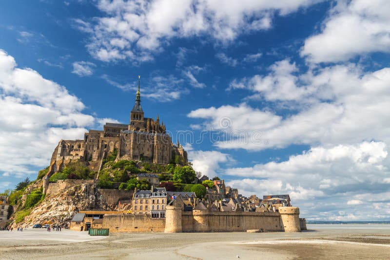 La belle vue panoramique de le célèbre Mont Saint-Michel de marée est