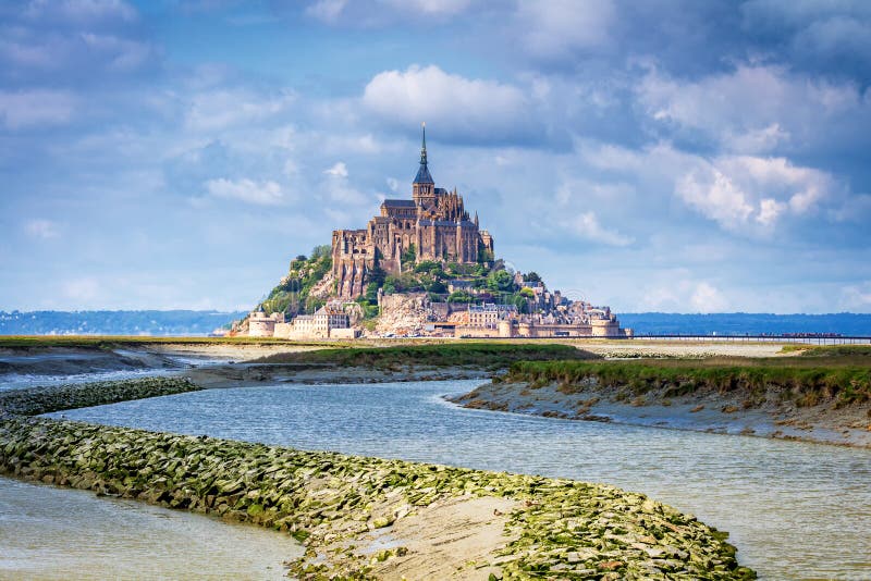 La belle vue panoramique de le célèbre Mont Saint-Michel de marée est photographie stock libre de droits La belle vue panoramique de le célèbre Mont Saint-Michel de marée est photographie stock libre de droits