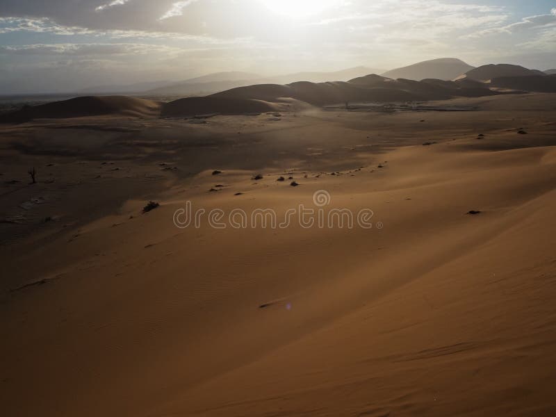 La belles dune de sable et casserole rouges rouillées naturelles de sel du vaste désert aménagent la vue en parc avec la lumière photos libres de droits La belles dune de sable et casserole rouges rouillées naturelles de sel du vaste désert aménagent la vue en parc avec la lumière photos libres de droits