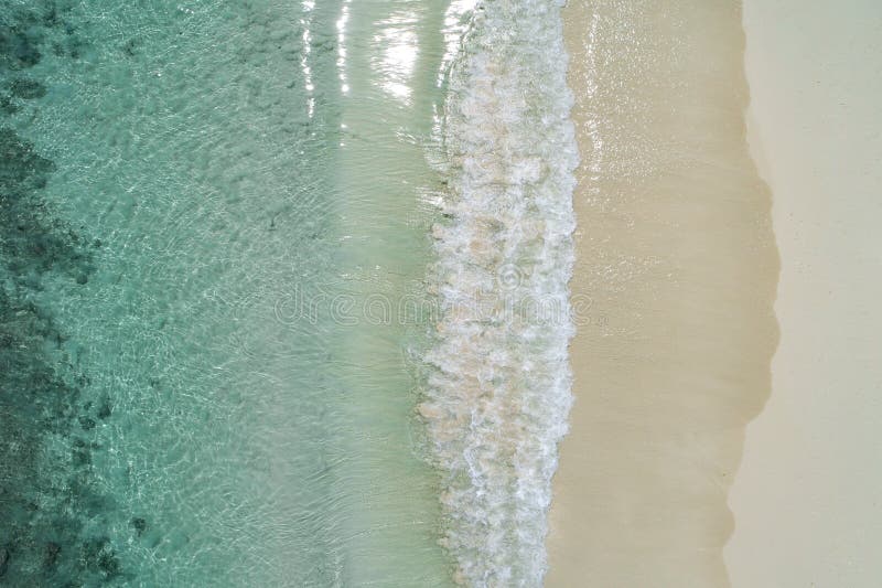 La belles plage et mer vides blanches tropicales ondule vu d'en haut Vue aérienne de plage des Seychelles photographie stock libre de droits