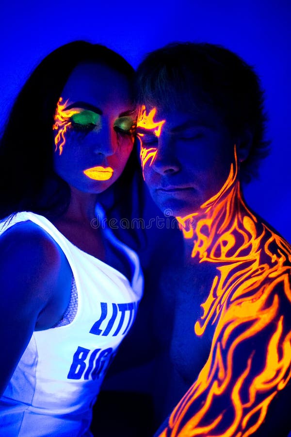 La belleza creativa del hombre y de la mujer de la luz de neón compone arte de cuerpo fotografía de archivo libre de regalías La belleza creativa del hombre y de la mujer de la luz de neón compone arte de cuerpo fotografía de archivo libre de regalías