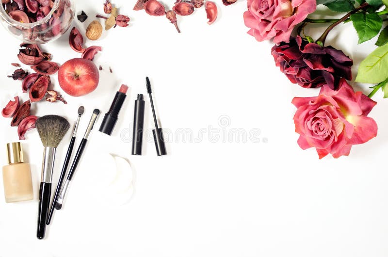 La belleza flatlay compone artículos imágenes de archivo libres de regalías La belleza flatlay compone artículos imágenes de archivo libres de regalías