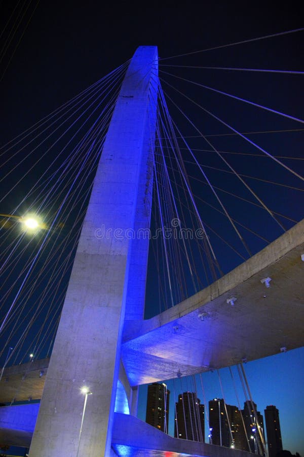 S�o Jos� dos Campos, April 5, 2024: The blue light of the Juana Blanco cable-stayed bridge - arch of innovation on a busy night. S�o Jos� dos Campos, April 5, 2024: The blue light of the Juana Blanco cable-stayed bridge - arch of innovation on a busy night