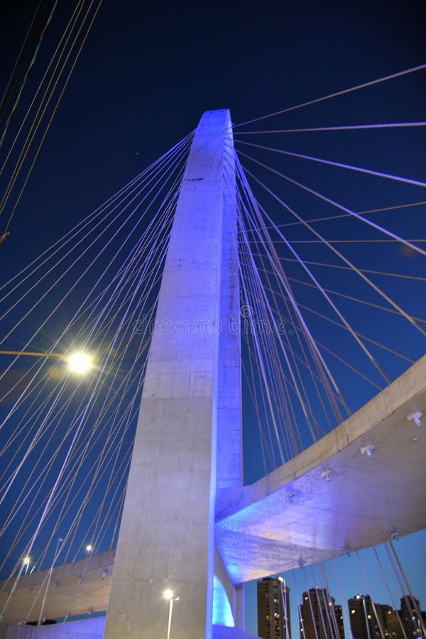 S�o Jos� dos Campos, April 5, 2024: The blue light of the Juana Blanco cable-stayed bridge - arch of innovation on a busy night. S�o Jos� dos Campos, April 5, 2024: The blue light of the Juana Blanco cable-stayed bridge - arch of innovation on a busy night