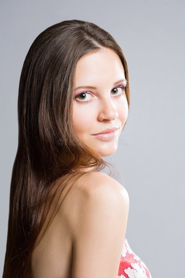 La bellezza ha sparato di giovane brunette splendido. fotografia stock La bellezza ha sparato di giovane brunette splendido. fotografia stock