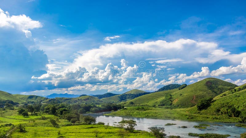 La bellezza nel paesaggio estivo della natura Vista aerea nel distretto di Rio de Janeiro Montagne, Erba Verde, Cielo Blu Nuvolos immagini stock libere da diritti La bellezza nel paesaggio estivo della natura Vista aerea nel distretto di Rio de Janeiro Montagne, Erba Verde, Cielo Blu Nuvolos immagini stock libere da diritti