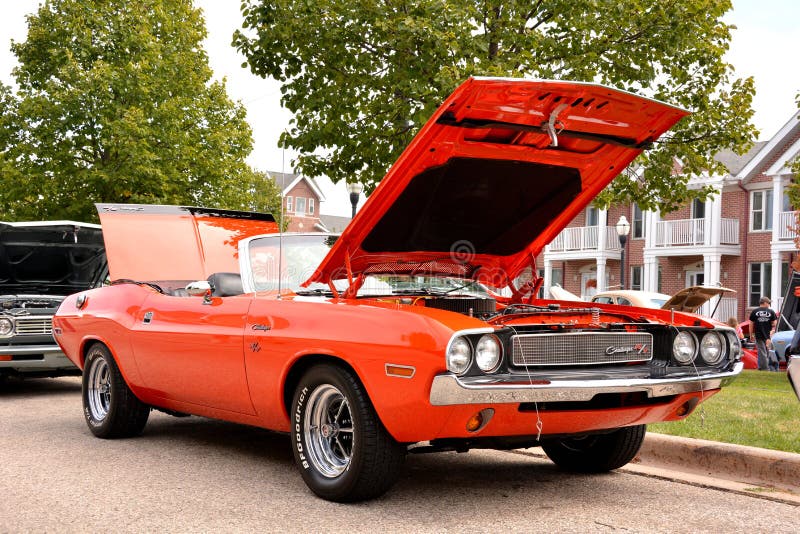 La bellissima Orange Dodge Challenger R/T Convertible Annuale Kenosha Car Show fotografia stock La bellissima Orange Dodge Challenger R/T Convertible Annuale Kenosha Car Show fotografia stock