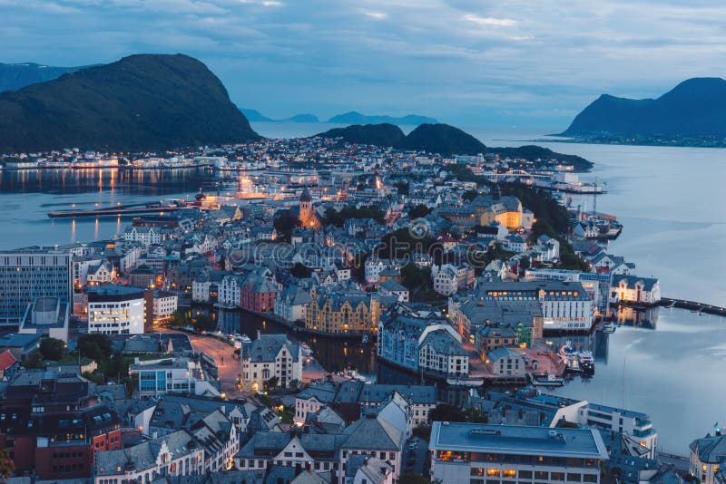 La bellissima vista panoramica sulla città di aalesund in norvegia fotografia stock libera da diritti La bellissima vista panoramica sulla città di aalesund in norvegia fotografia stock libera da diritti