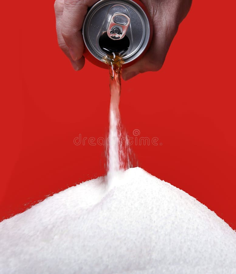 La bevanda di rinfresco della cola può versando il liquido come sua trasformazione nello zucchero bianco puro immagini stock libere da diritti La bevanda di rinfresco della cola può versando il liquido come sua trasformazione nello zucchero bianco puro immagini stock libere da diritti