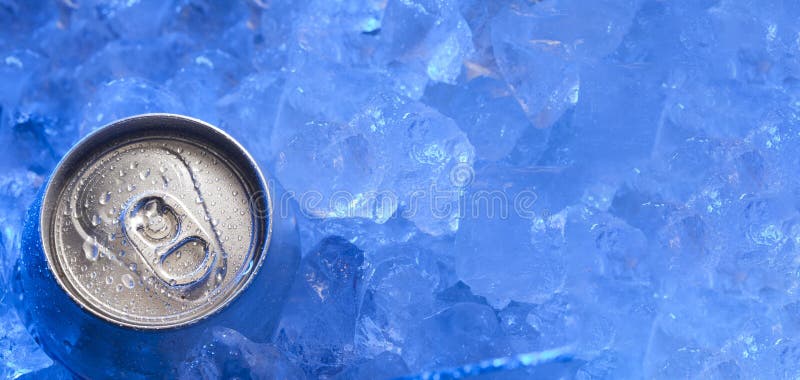 La bevanda può ghiacciato sommerso in ghiaccio di gelo, bevanda dell'alluminio del metallo fotografia stock La bevanda può ghiacciato sommerso in ghiaccio di gelo, bevanda dell'alluminio del metallo fotografia stock