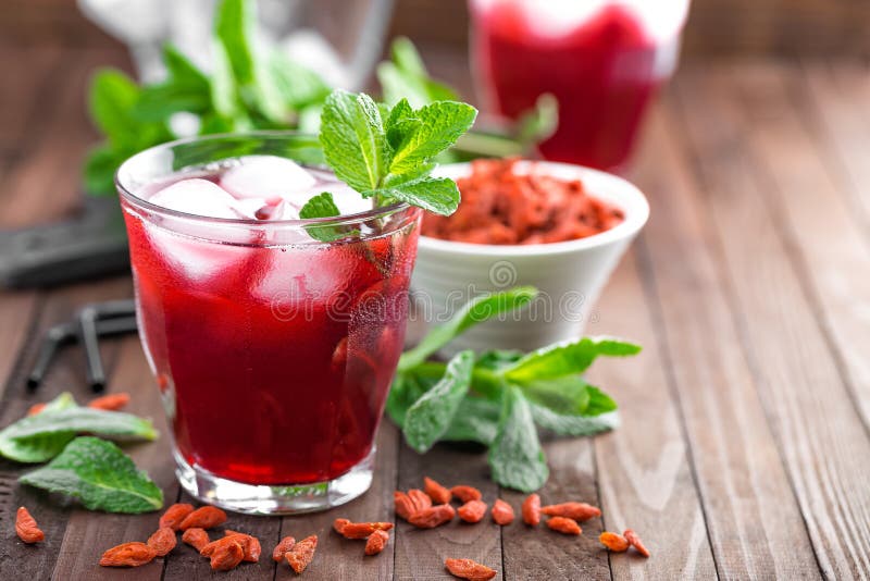 La bevanda sana della disintossicazione con le bacche di goji ha infuso in acqua con ghiaccio, primo piano di rinfresco freddo de fotografie stock La bevanda sana della disintossicazione con le bacche di goji ha infuso in acqua con ghiaccio, primo piano di rinfresco freddo de fotografie stock