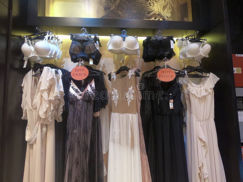 La biancheria delle donne ha visualizzato su un manichino da vendere in un deposito del boutique Biancheria delle donne visualizz fotografia stock libera da diritti La biancheria delle donne ha visualizzato su un manichino da vendere in un deposito del boutique Biancheria delle donne visualizz fotografia stock libera da diritti