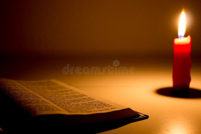 La biblia con la vela imagen de archivo. Imagen de quema - 100978803
