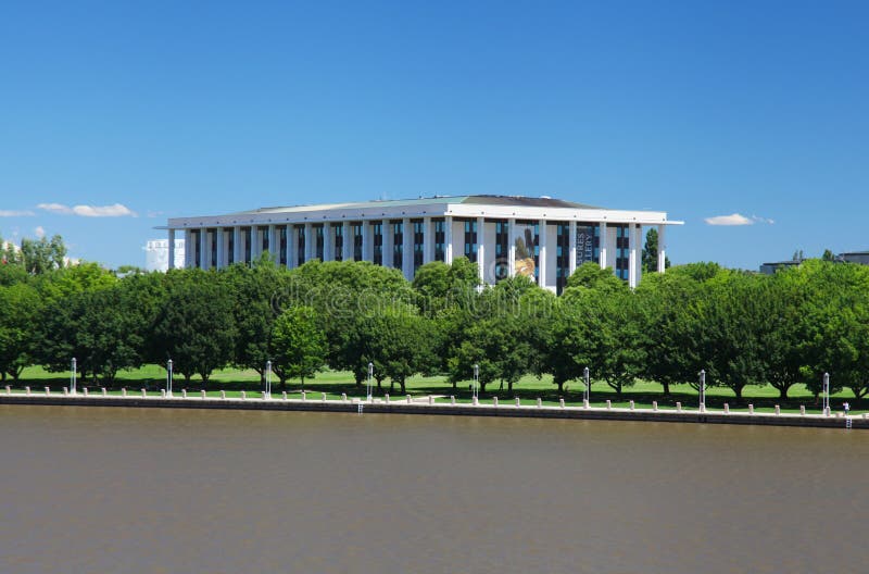 La biblioteca nacional australiana en Canberra fotografía de archivo libre de regalías La biblioteca nacional australiana en Canberra fotografía de archivo libre de regalías
