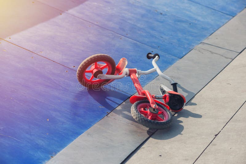 La bicicleta del niño abajo en un parque de la rampa del monopatín imágenes de archivo libres de regalías La bicicleta del niño abajo en un parque de la rampa del monopatín imágenes de archivo libres de regalías