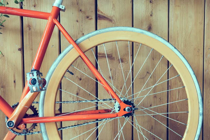 La bicyclette fixe de vitesse garée avec le mur en bois, se ferment vers le haut de l'image images libres de droits La bicyclette fixe de vitesse garée avec le mur en bois, se ferment vers le haut de l'image images libres de droits