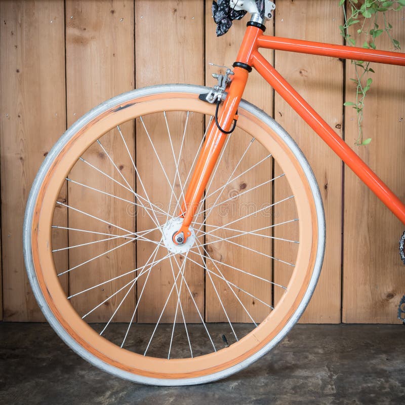 La bicyclette fixe de vitesse garée avec le mur en bois, se ferment vers le haut de l'image photos stock La bicyclette fixe de vitesse garée avec le mur en bois, se ferment vers le haut de l'image photos stock