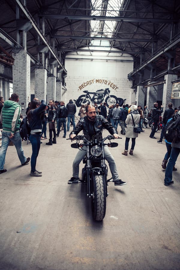 La Bielorussia, Minsk, può 17, 2015, via di Oktyabrskaya, festival del motociclista la gente e motociclisti alla manifestazione d fotografie stock La Bielorussia, Minsk, può 17, 2015, via di Oktyabrskaya, festival del motociclista la gente e motociclisti alla manifestazione d fotografie stock