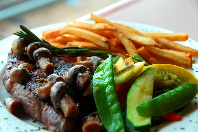 La bistecca frigge le verdure fotografia stock