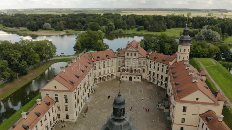 La biélorussie, nesvizh 16 août 2019 Complexe du palais et du parc dans Nesvizh Demeure ancestrale des princes Radziwill banque de vidéos