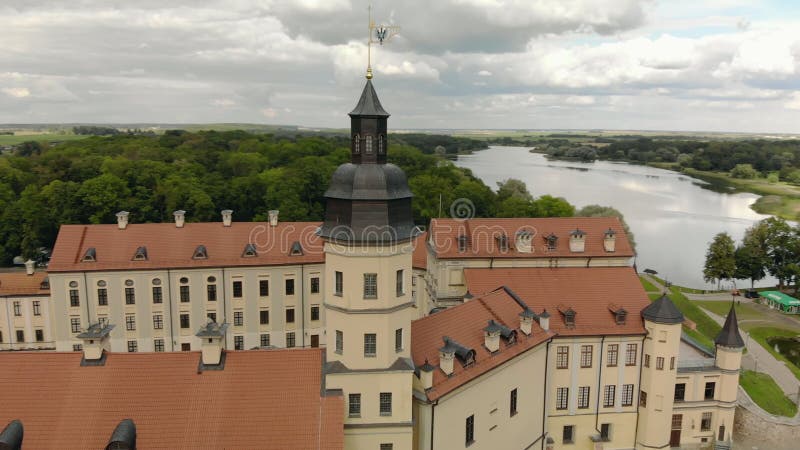 La biélorussie, nesvizh 16 août 2019 Complexe du palais et du parc dans Nesvizh Demeure ancestrale des princes Radziwill banque de vidéos