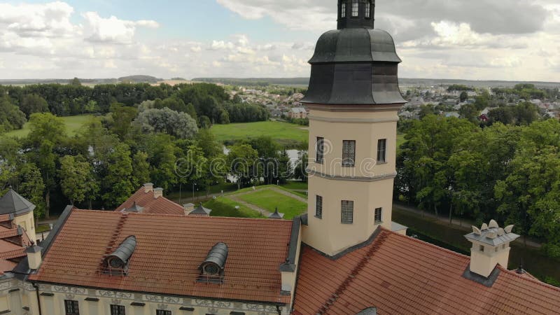 La biélorussie, nesvizh 16 août 2019 La flèche du célèbre château et beau Palais et parc complexes et anciens banque de vidéos