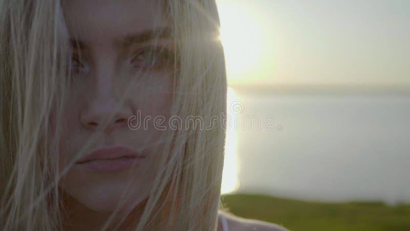La blonde regarde l'appareil-photo clips vidéos