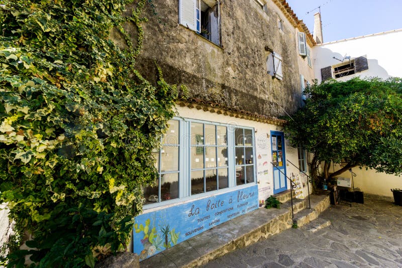 La Boite a Fleurs, a typical Provencal shop in the picturesque village of Ramatuelle, Var, France stock images La Boite a Fleurs, a typical Provencal shop in the picturesque village of Ramatuelle, Var, France stock images