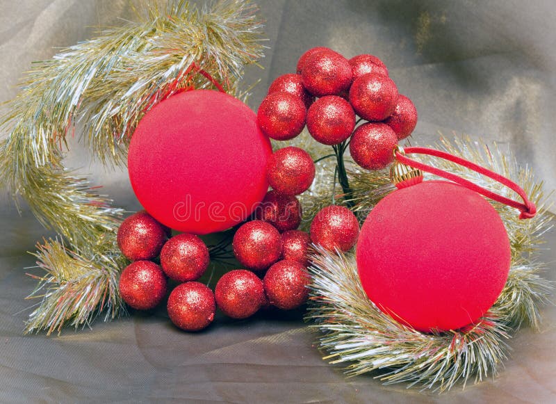 La bola roja, las bayas decorativas y la malla del Año Nuevo. Todavía de la Navidad vida fotos de archivo La bola roja, las bayas decorativas y la malla del Año Nuevo. Todavía de la Navidad vida fotos de archivo