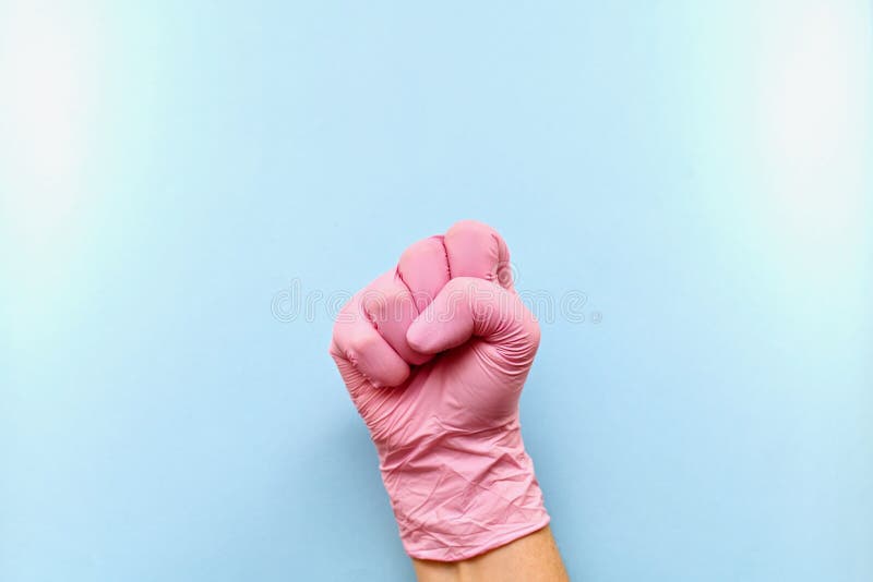 La bonne main enfilée de gants est serrée dans un poing image stock La bonne main enfilée de gants est serrée dans un poing image stock