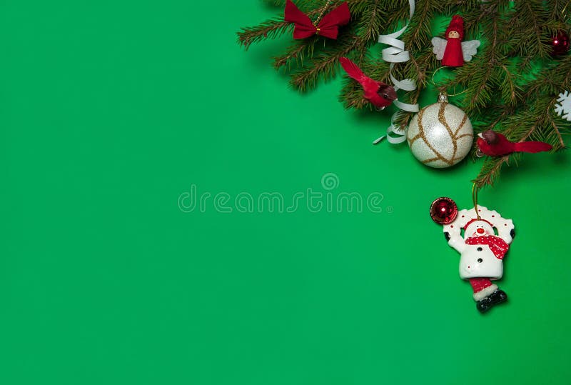 La bordure est faite de branches d'épinettes, de boules blanches, d'oiseaux rouges et d'un drôle de bonhomme de neige en céramiqu photos stock La bordure est faite de branches d'épinettes, de boules blanches, d'oiseaux rouges et d'un drôle de bonhomme de neige en céramiqu photos stock