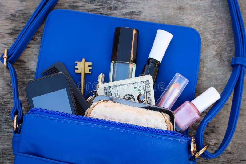 La borsa delle donne blu Cose dalla borsa aperta di signora fotografia stock libera da diritti La borsa delle donne blu Cose dalla borsa aperta di signora fotografia stock libera da diritti
