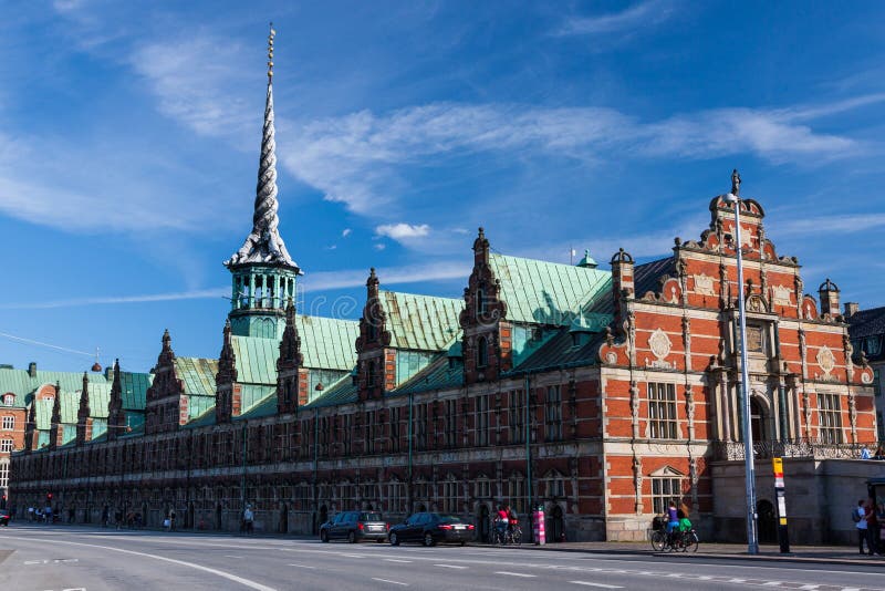 La borsa valori (Borsen) a Copenhaghen durante il giorno soleggiato fotografia stock libera da diritti La borsa valori (Borsen) a Copenhaghen durante il giorno soleggiato fotografia stock libera da diritti