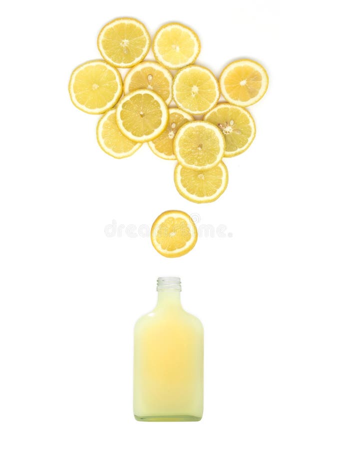 La botella con el jugo de limón fresco se está colocando bajo muchas rebanadas del limón en el fondo blanco foto de archivo libre de regalías La botella con el jugo de limón fresco se está colocando bajo muchas rebanadas del limón en el fondo blanco foto de archivo libre de regalías
