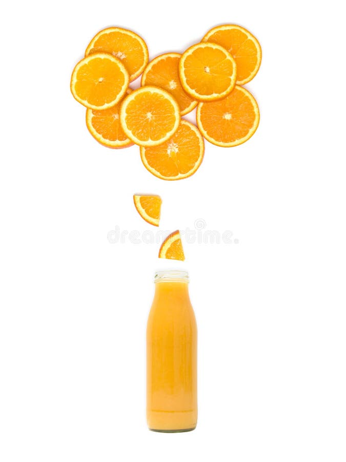 La botella con el zumo de naranja fresco se está colocando bajo muchas rebanadas anaranjadas en el fondo blanco imagen de archivo libre de regalías La botella con el zumo de naranja fresco se está colocando bajo muchas rebanadas anaranjadas en el fondo blanco imagen de archivo libre de regalías